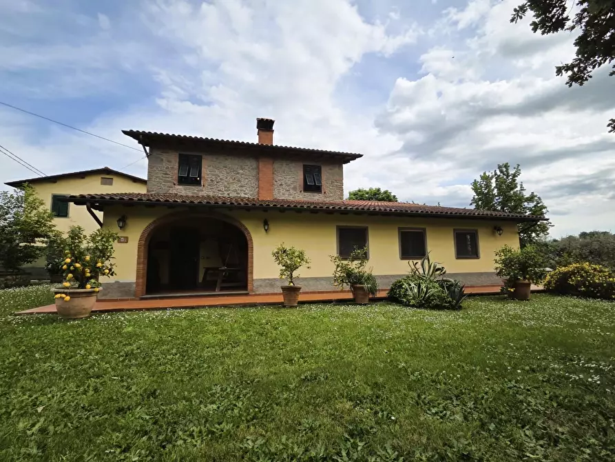 Immagine 40 di Villa in vendita  a Capannori