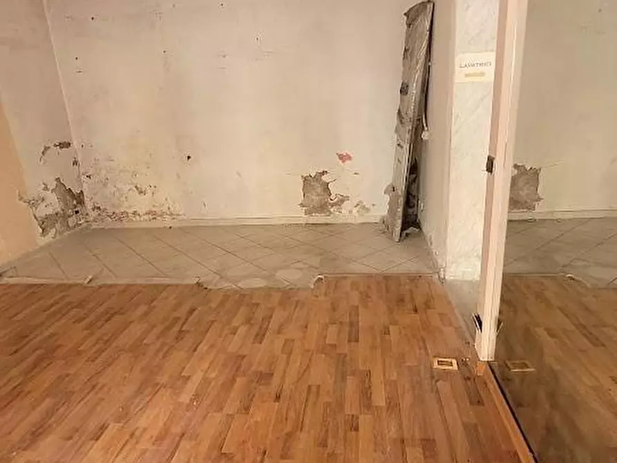 Immagine 4 di Locale commerciale in vendita  a Carrara