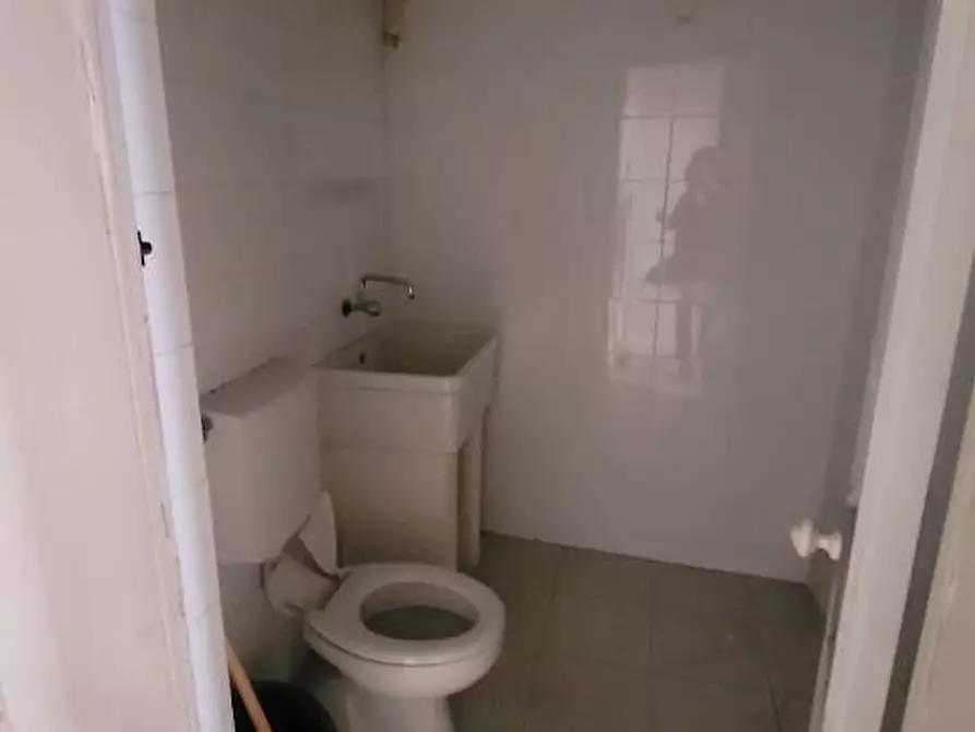 Immagine 2 di Locale commerciale in vendita  a Carrara