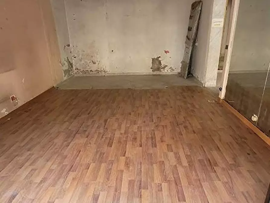 Immagine 5 di Locale commerciale in vendita  a Carrara