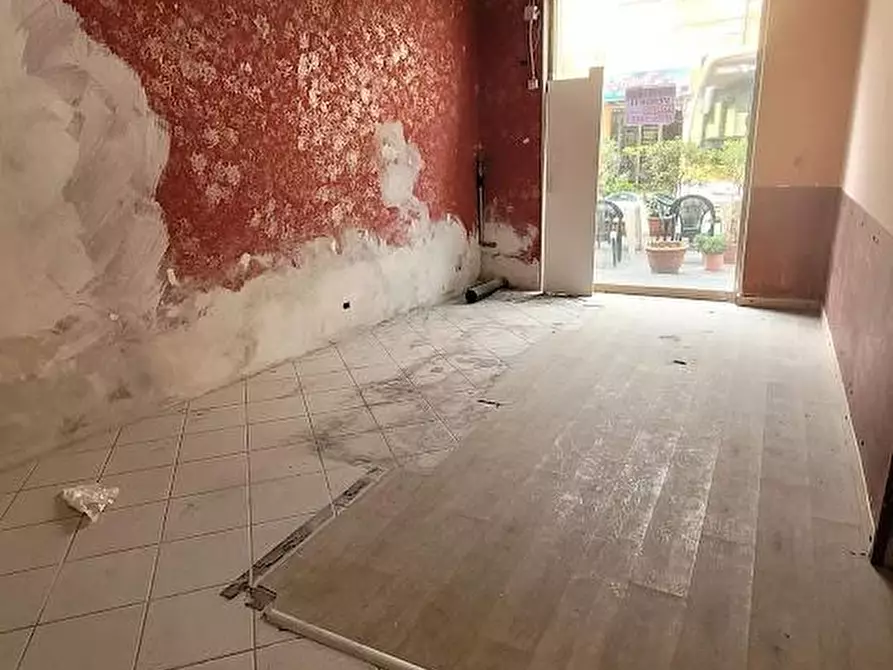 Immagine 1 di Locale commerciale in vendita  a Carrara