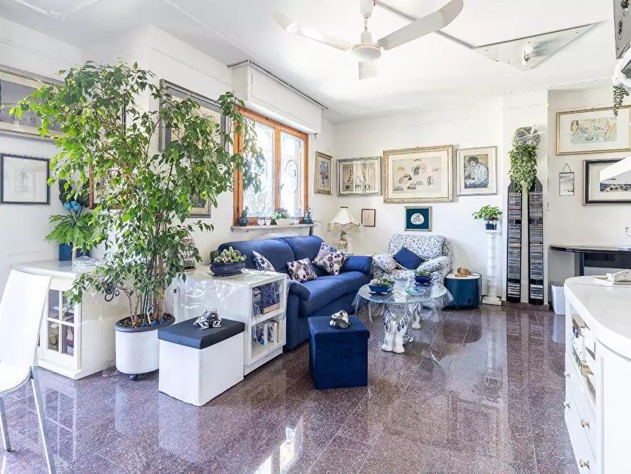 Immagine 11 di Appartamento in vendita  a Viareggio