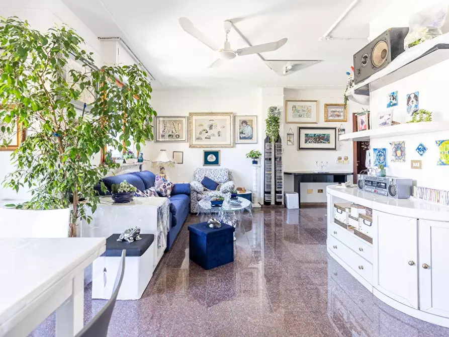 Immagine 12 di Appartamento in vendita  a Viareggio
