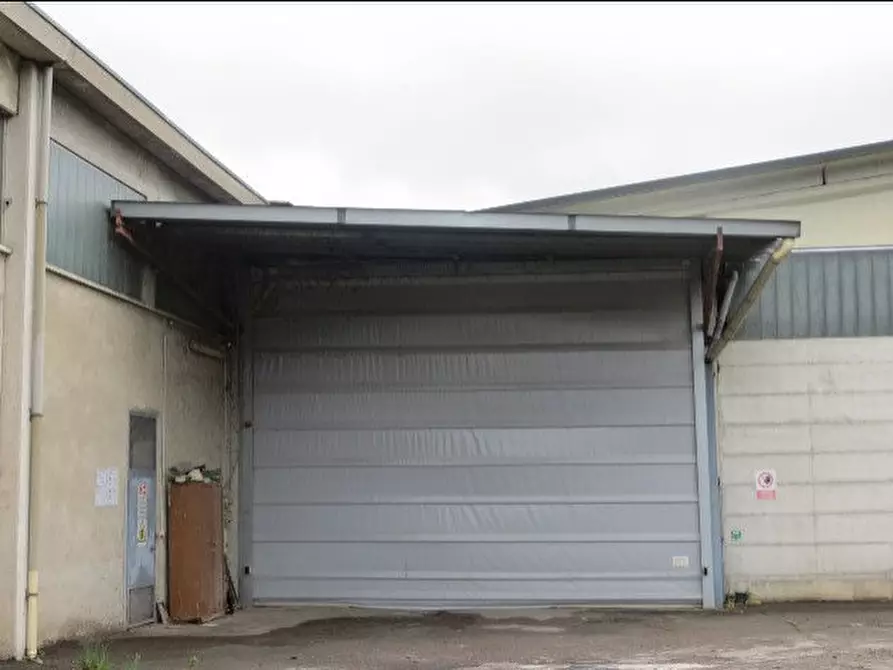 Immagine 23 di Villa in vendita  a Ozzero