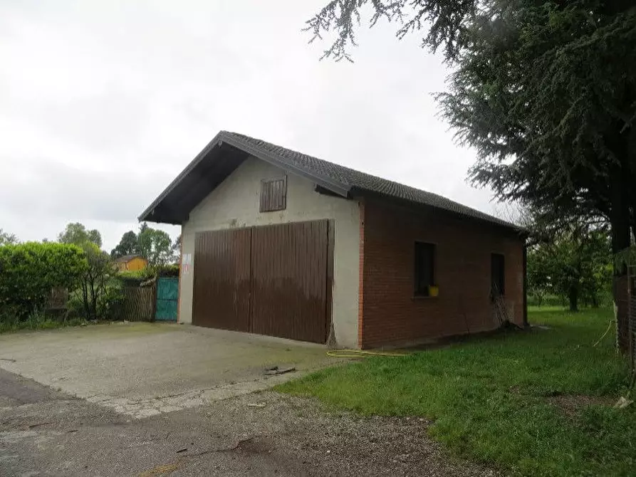 Immagine 15 di Villa in vendita  a Ozzero