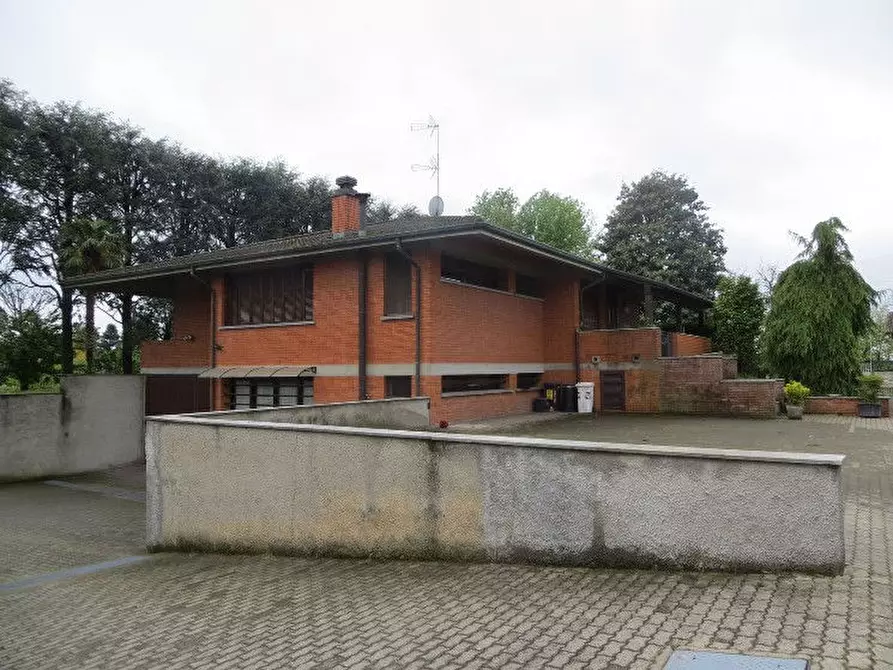 Immagine 1 di Villa in vendita  a Ozzero