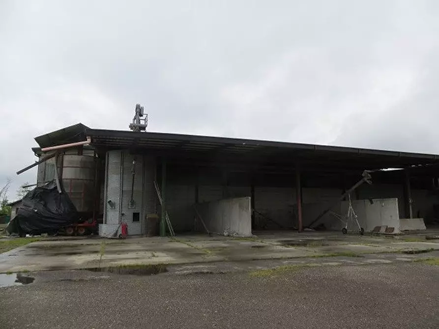 Immagine 21 di Villa in vendita  a Ozzero