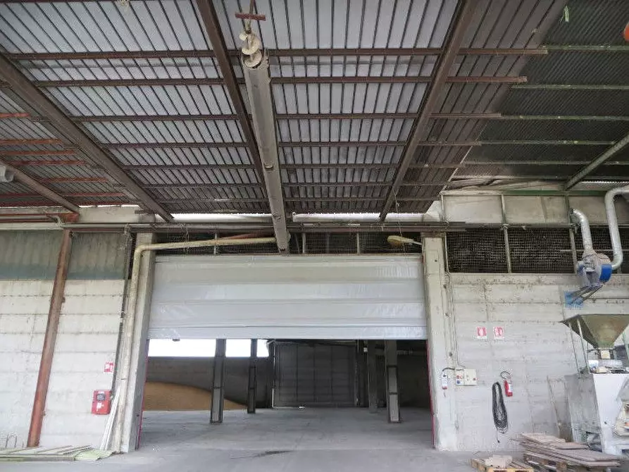 Immagine 31 di Villa in vendita  a Ozzero