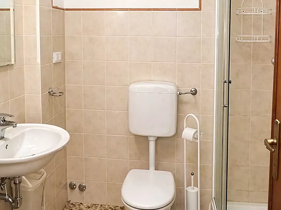 Immagine 16 di Appartamento in vendita  a Lucca