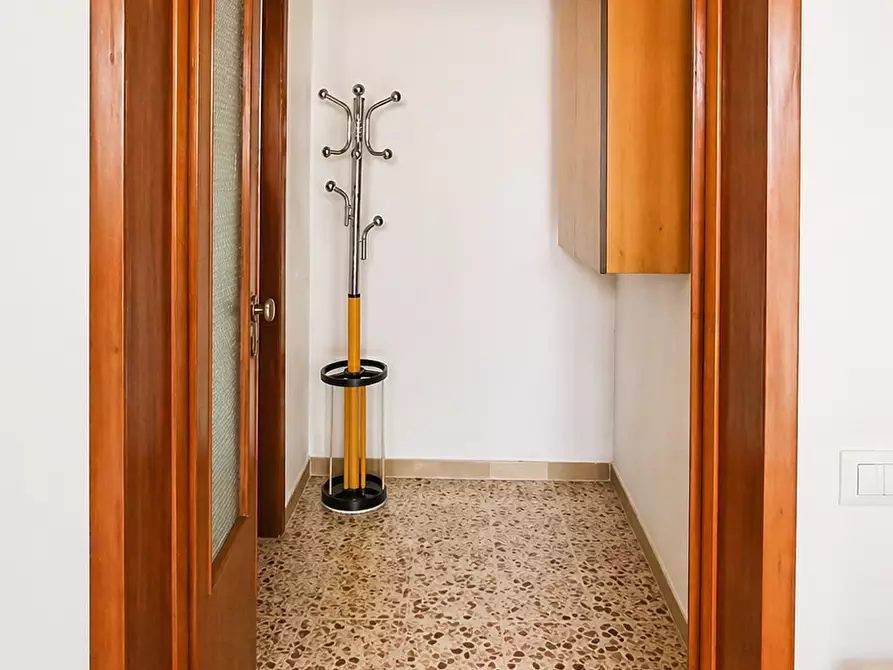 Immagine 21 di Appartamento in vendita  a Lucca