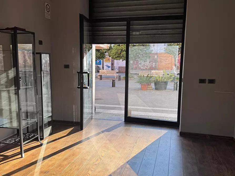 Immagine 4 di Negozio in affitto  a Massa