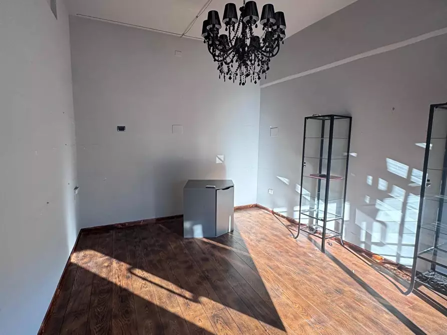 Immagine 1 di Negozio in affitto  a Massa