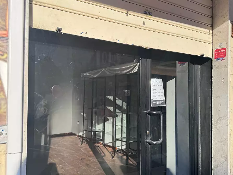 Immagine 7 di Negozio in affitto  a Massa