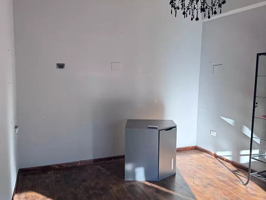 Immagine 2 di Negozio in affitto  a Massa