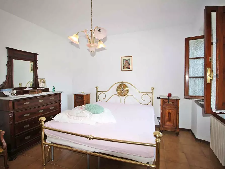 Immagine 4 di Rustico / casale in vendita  a Lucca