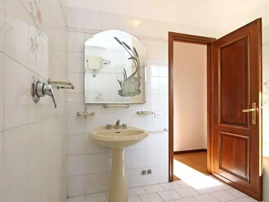 Immagine 7 di Rustico / casale in vendita  a Lucca