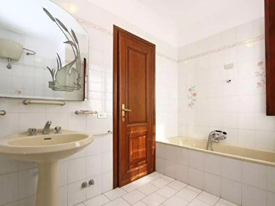 Immagine 8 di Rustico / casale in vendita  a Lucca