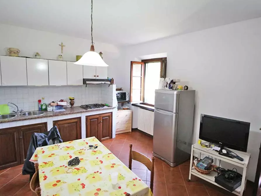 Immagine 9 di Rustico / casale in vendita  a Lucca