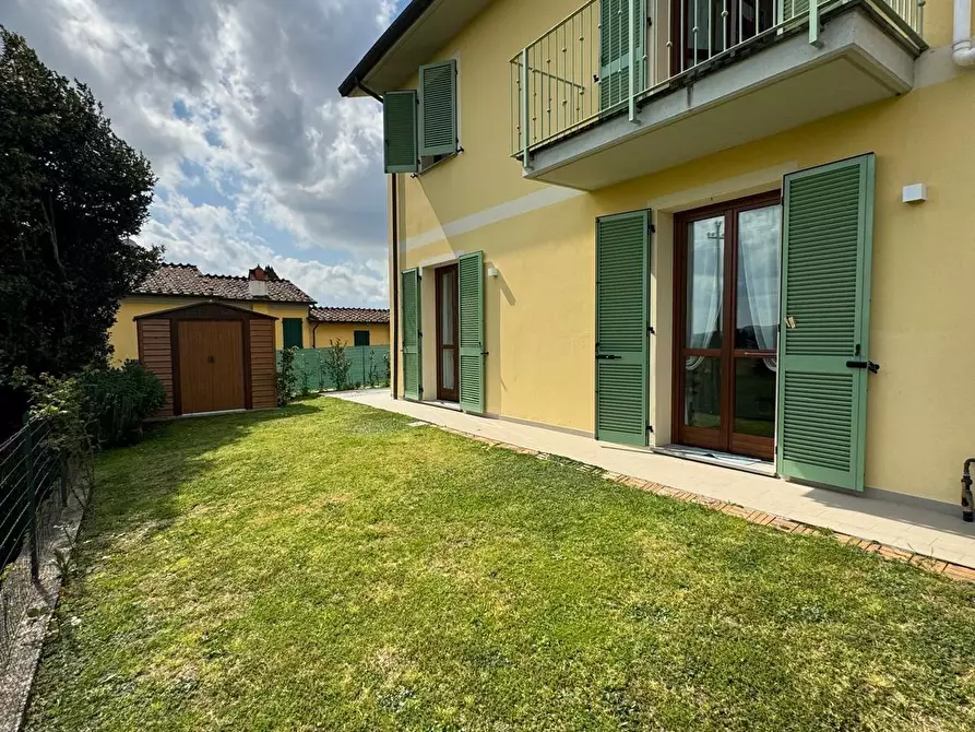 Immagine 36 di Villa in vendita  a Capannori