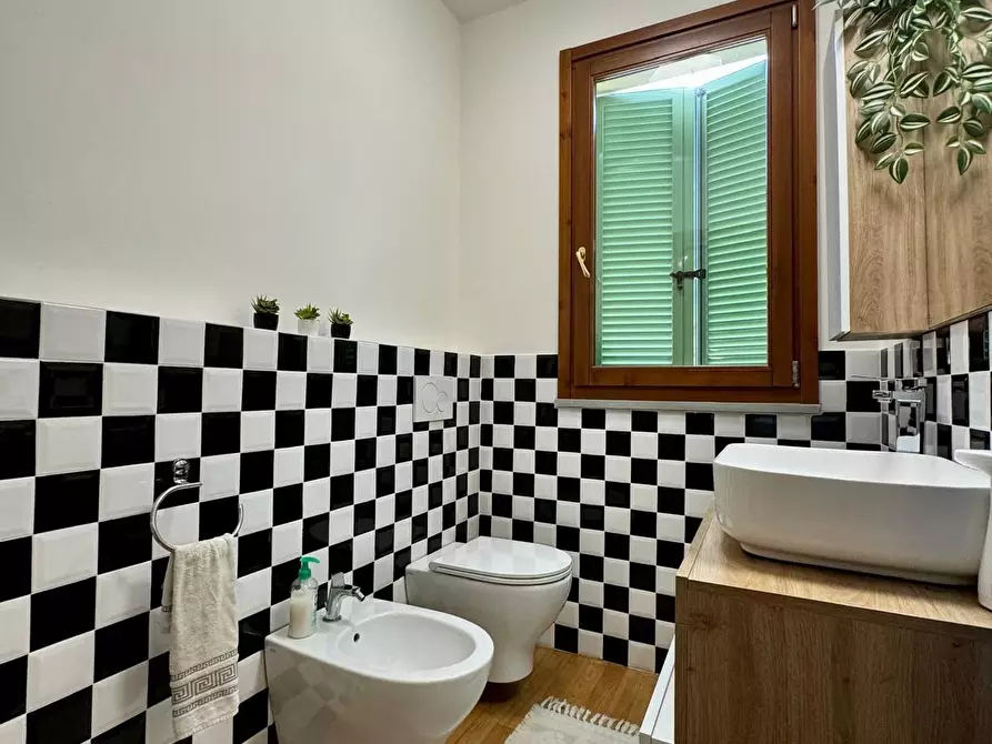 Immagine 12 di Villa in vendita  a Capannori