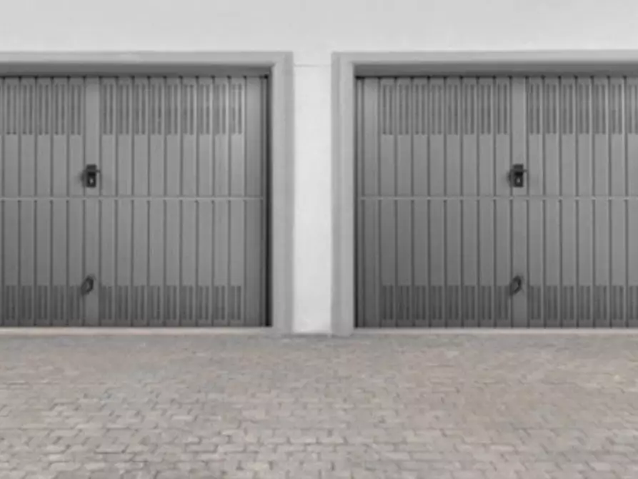 Immagine 1 di Garage in vendita  a Siena