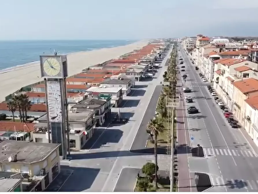 Immagine 2 di Mansarda in vendita  a Viareggio