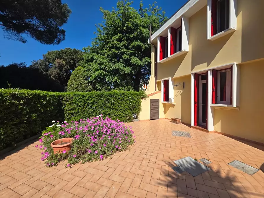 Immagine 1 di Villa in vendita  a Cecina