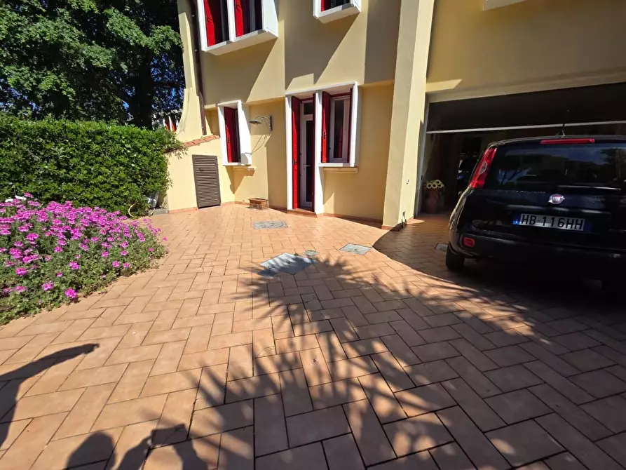 Immagine 2 di Villa in vendita  a Cecina
