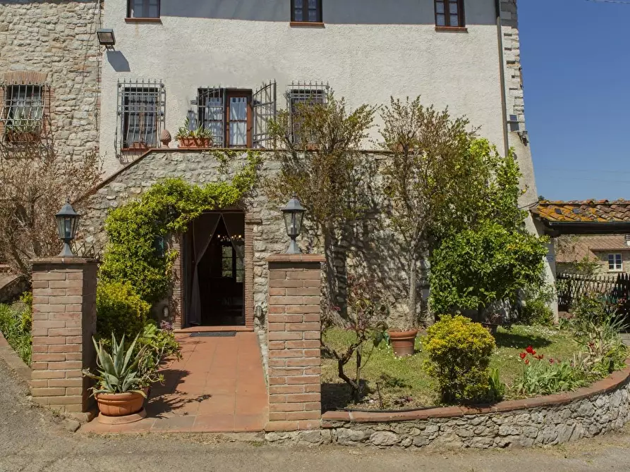 Immagine 80 di Casa colonica in vendita  a Lucca