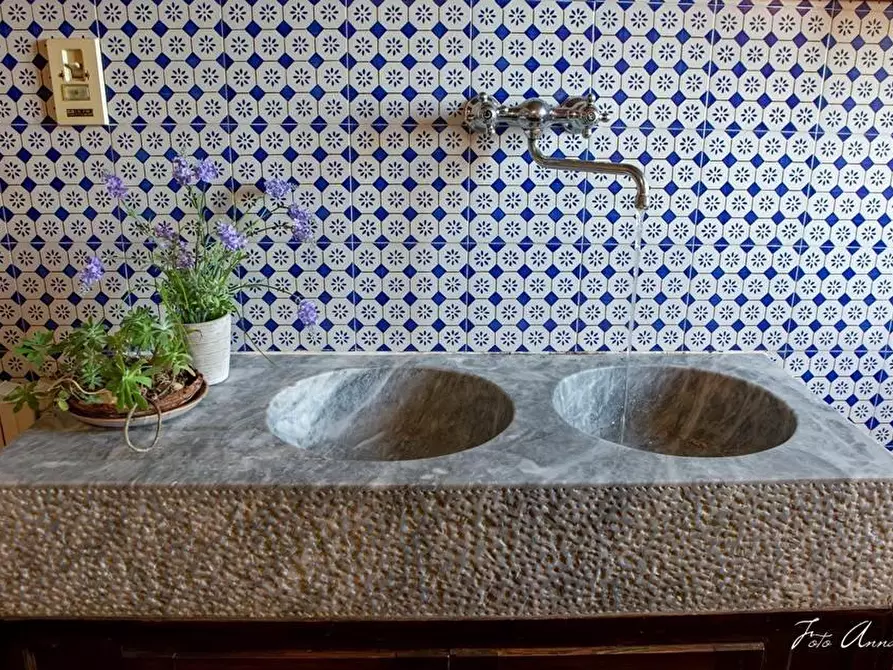 Immagine 52 di Casa colonica in vendita  a Lucca