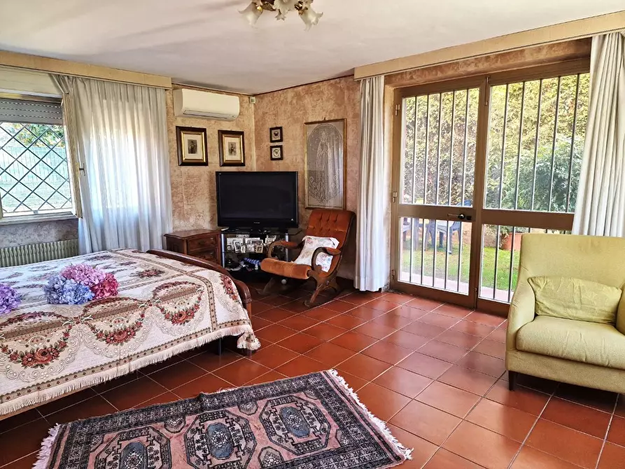 Immagine 4 di Villa in vendita  a Lucca