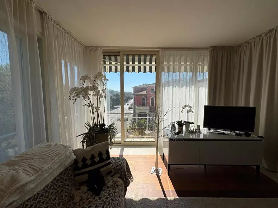 Immagine 2 di Appartamento in vendita  a Viareggio