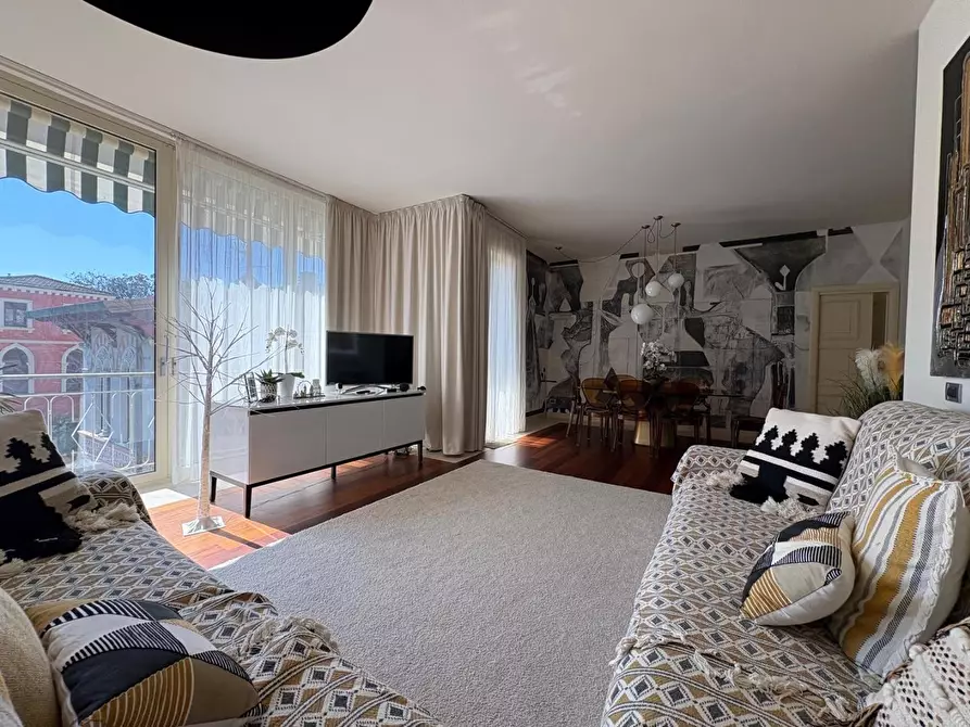 Immagine 9 di Appartamento in vendita  a Viareggio