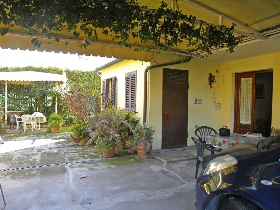Immagine 23 di Villa in vendita  a Capannori
