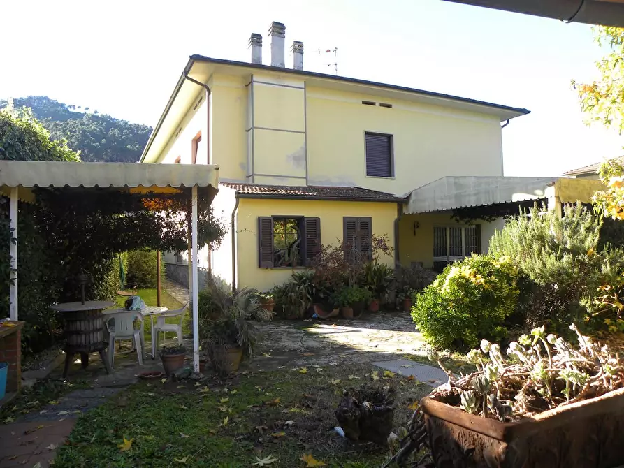 Immagine 11 di Villa in vendita  a Capannori