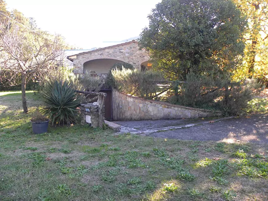 Immagine 16 di Villa in vendita  a Capannori