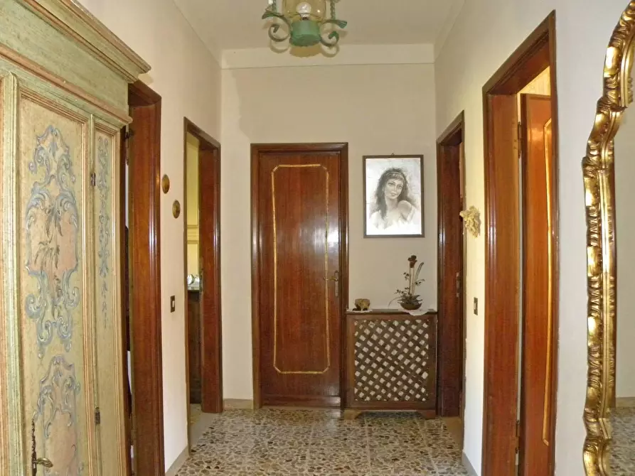 Immagine 36 di Villa in vendita  a Capannori