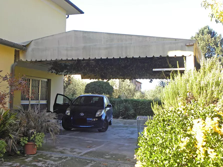Immagine 21 di Villa in vendita  a Capannori