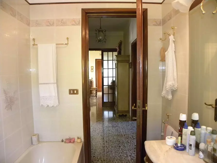 Immagine 42 di Villa in vendita  a Capannori