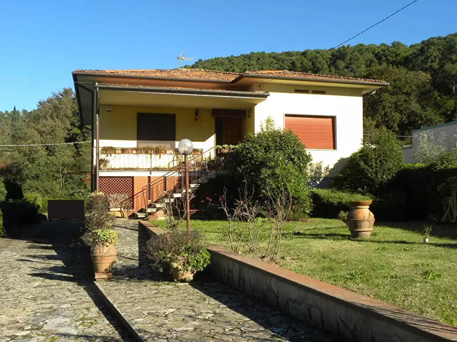 Immagine 1 di Villa in vendita  a Capannori