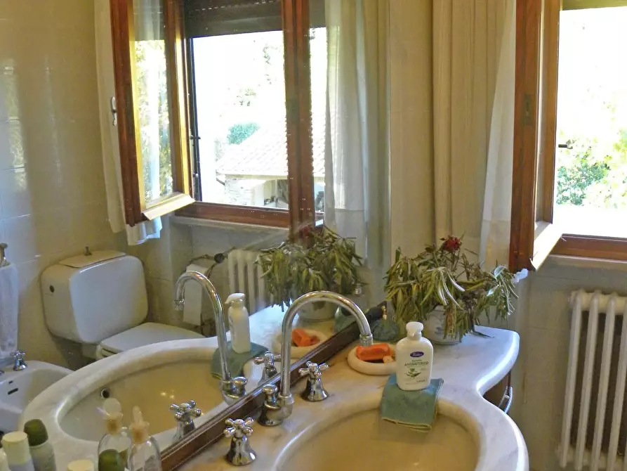 Immagine 40 di Villa in vendita  a Capannori