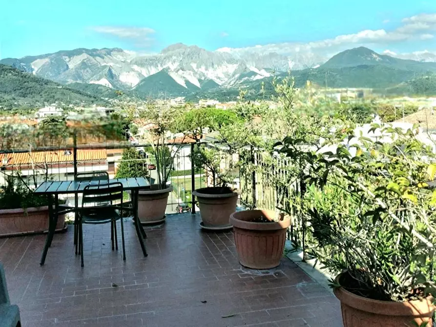 Immagine 1 di Mansarda in vendita  a Carrara