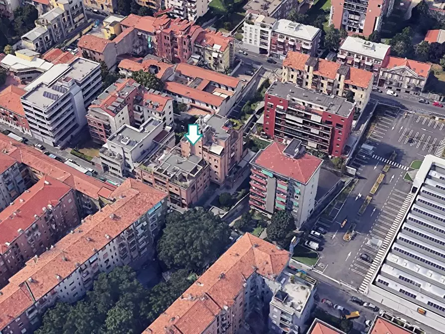 Immagine 2 di Garage in vendita  a Milano