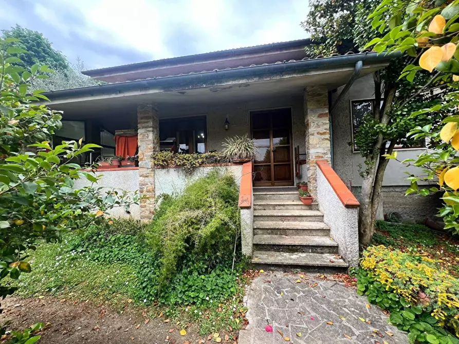 Immagine 1 di Villa in vendita  a Capannori