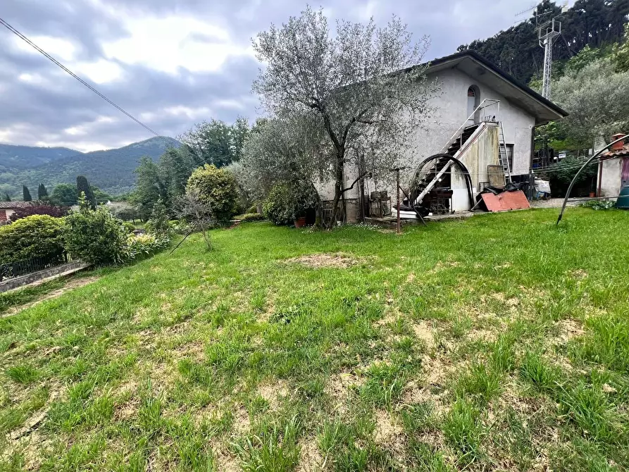 Immagine 34 di Villa in vendita  a Capannori