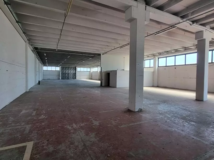 Immagine 1 di Capannone industriale in affitto  a Pontedera