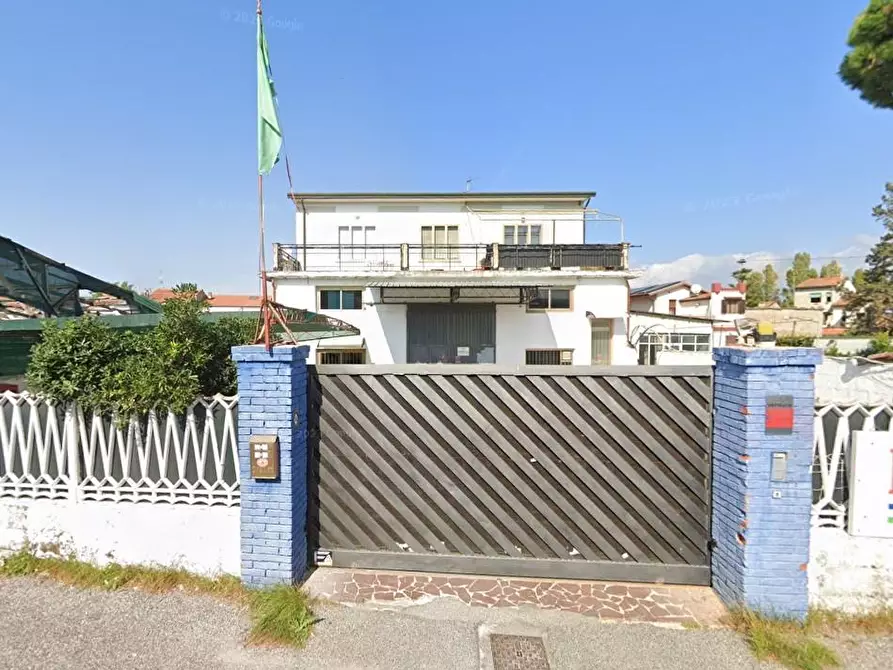 Immagine 1 di Appartamento in vendita  a Viareggio