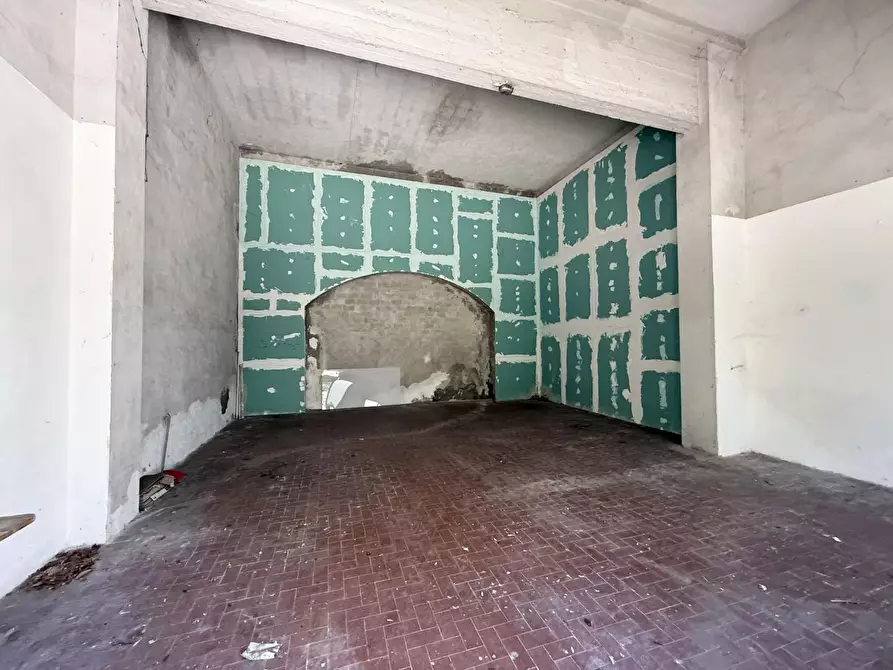 Immagine 4 di Magazzino in affitto  a Siena