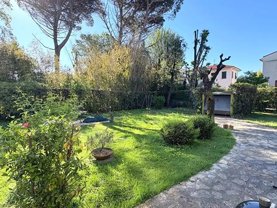 Immagine 20 di Villa in vendita  a Lucca
