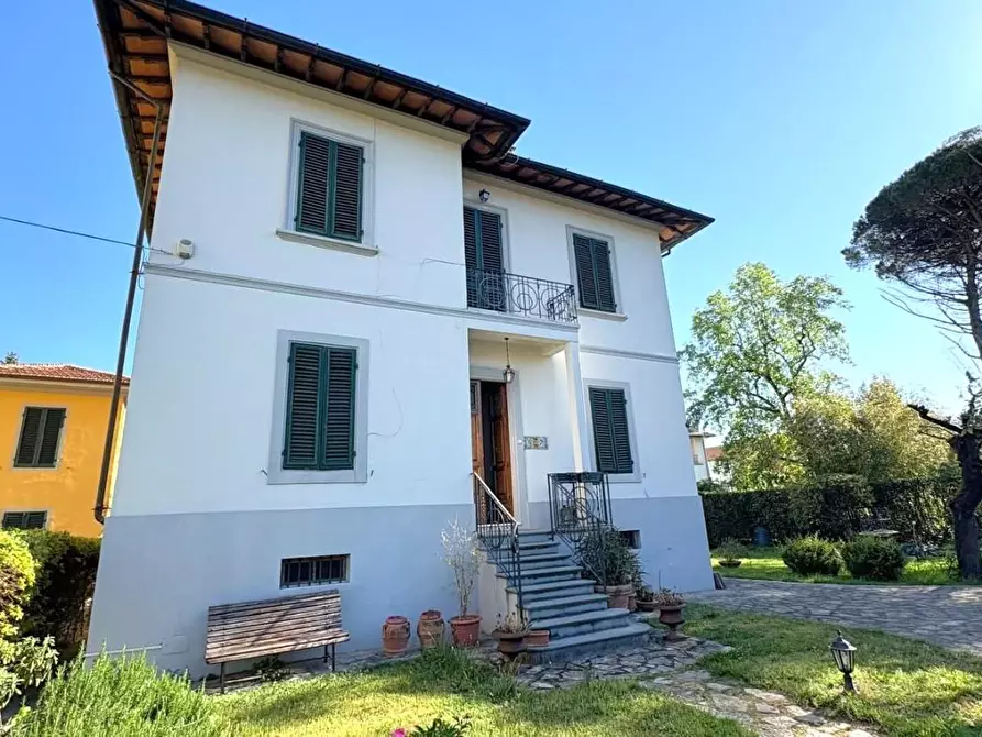 Immagine 1 di Villa in vendita  a Lucca